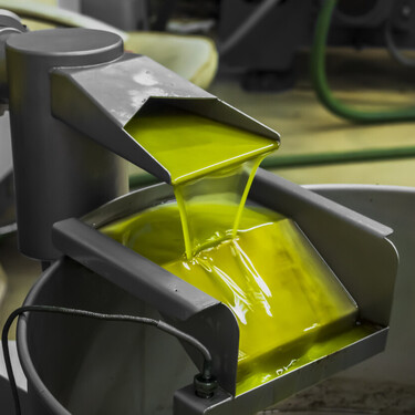 Los agricultores denuncian "un desfase injustificado de más de 2 euros en el precio del aceite de oliva en origen"