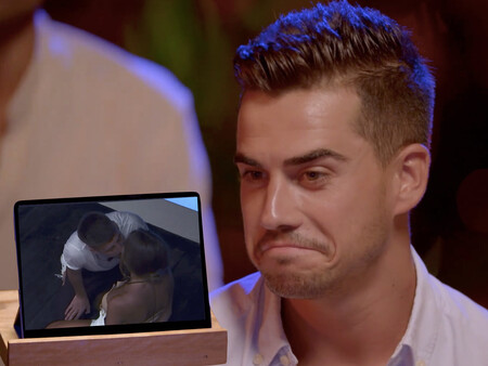 ¡Primera hoguera! La reacción de Jesús al ver el beso entre su novia Marina e Isaac en 'La Isla de las Tentaciones 3': "Me ha hecho una perrería"