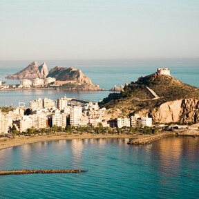 El pueblo costero perfecto existe en el Mediterráneo: un oasis entre calas doradas y un castillo para desconectar de todo 