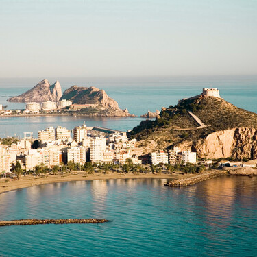 El pueblo costero perfecto existe en el Mediterráneo: un oasis entre calas doradas y un castillo para desconectar de todo 