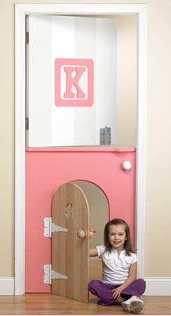 Puerta dentro de la puerta de la habitación infantil