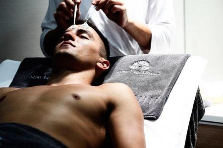 Tratamiento cosmético masculino para el contorno del ojo del centro 'Slow Life House'