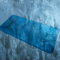 Un guía sueco perdió su móvil bajo el hielo. Cinco horas después, comprobó cuánto puede resistir un smartphone actual