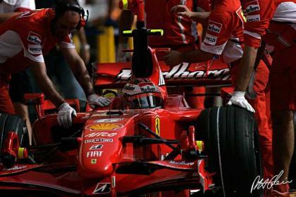 Raikkonen manda en China con Alonso pisándole los talones