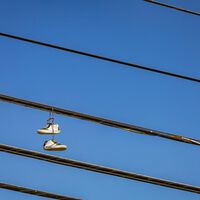 Colgar zapatos en cables de luz no solo pasa en México: esto representa en distintas partes del mundo 
