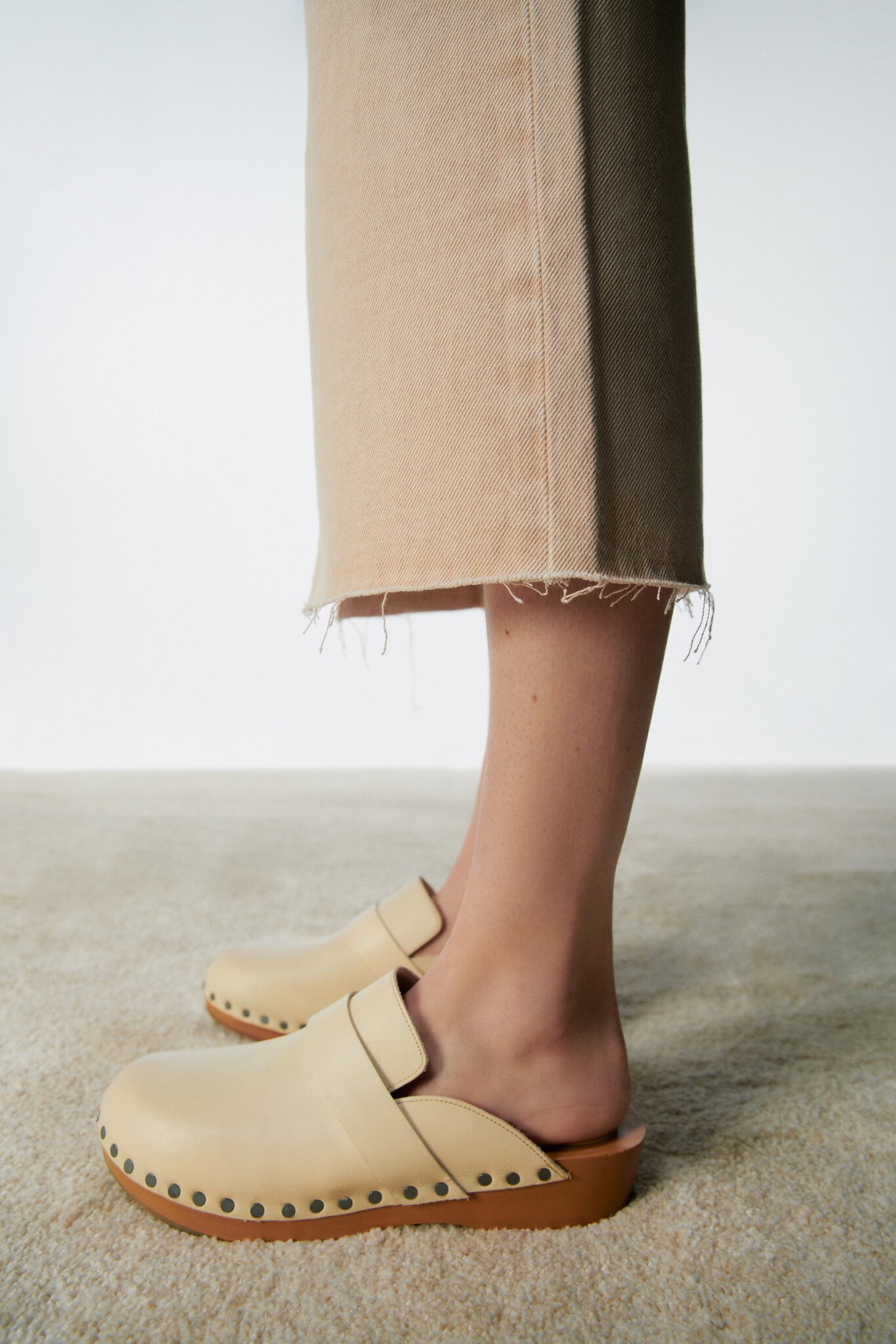 Los zuecos con suela de madera podrían ser el must de esta primavera