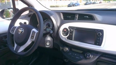 Toyota Yaris SoHo salpicadero