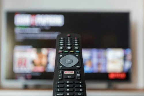Foto de un mando a distancia apuntando a la tele
