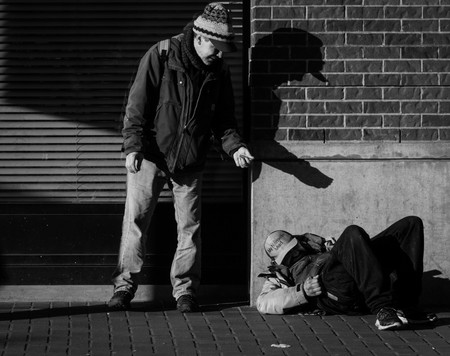 ‘On the street’, de Ian Cole, el fotógrafo de los sin techo que antes fue uno de ellos