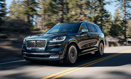 El Lincoln Aviator es un SUV híbrido enchufable de 450 CV, con 7 plazas y el teléfono móvil por llave