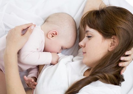¿Tu bebé sólo se duerme en el pecho? Tranquila, es normal