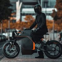 No es broma: si pagas 70.000 euros por esta moto eléctrica te dan un cuchillo y un traje de regalo