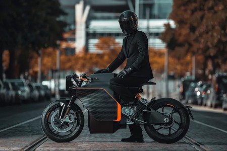No es broma: si pagas 70.000 euros por esta moto eléctrica te dan un cuchillo y un traje de regalo