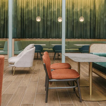 Este es el único restaurante que abre las 24 horas en Barcelona: hay gente que come lasaña, huevos rotos o hamburguesas a las 4 de la mañana 