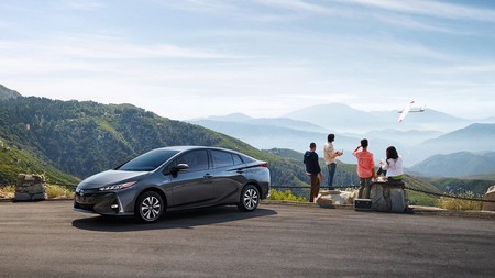 El Toyota Prius Prime amenaza al Nissan LEAF con convertirse en el enchufable más vendido en 2017