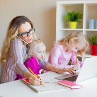 La ilustración que muestra el otro lado del teletrabajo con niños: el esfuerzo de los padres para no fallar en sus trabajos