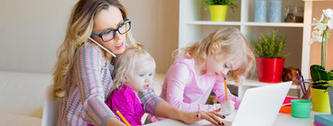 La ilustración que muestra el otro lado del teletrabajo con niños: el esfuerzo de los padres para no fallar en sus trabajos