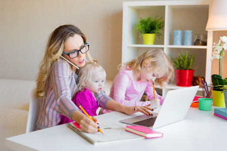 La ilustración que muestra el otro lado del teletrabajo con niños: el esfuerzo de los padres para no fallar en sus trabajos