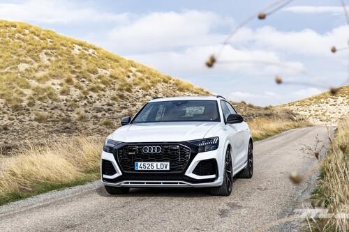 Probamos el Audi RS Q8: un masivo SUV de 600 CV con mucha patada, demasiado negro piano y etiqueta ECO