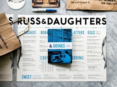 Fachada, interior, carta, packaging y marca, todo a juego en Russ and Daughters Cafe de Nueva York