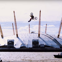 ¿Cómo pasar de una barcaza a otra? Si eres Travis Pastrana… ¡con un backflip enorme!