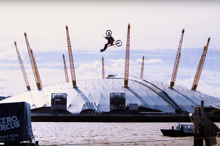 ¿Cómo pasar de una barcaza a otra? Si eres Travis Pastrana… ¡con un backflip enorme!
