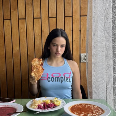 Rosalía convierte en oro todo lo que toca: este sofá icónico del diseño francés de los 70 vuelve a ser tendencia 