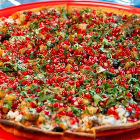 Este local vende pizzas de chile en nogada a una hora de CDMX: agenda tu visita
