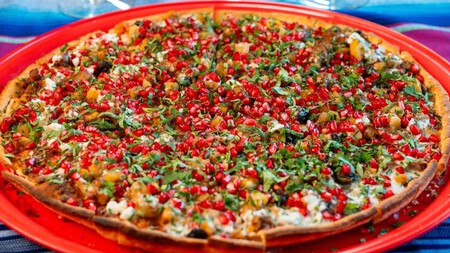 Este local vende pizzas de chile en nogada a una hora de CDMX: agenda tu visita