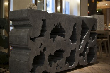 Decoración y arte se unen en la exposición 'Entre dos mundos' de Dionisio Peláez