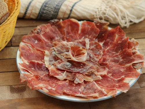 ¿Se puede llevar jamón y otros alimentos en un avión cuando viajas al extranjero?