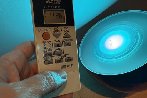 El aire acondicionado tiene un botón para resetearlo. Y tienes que hacerlo en estas situaciones