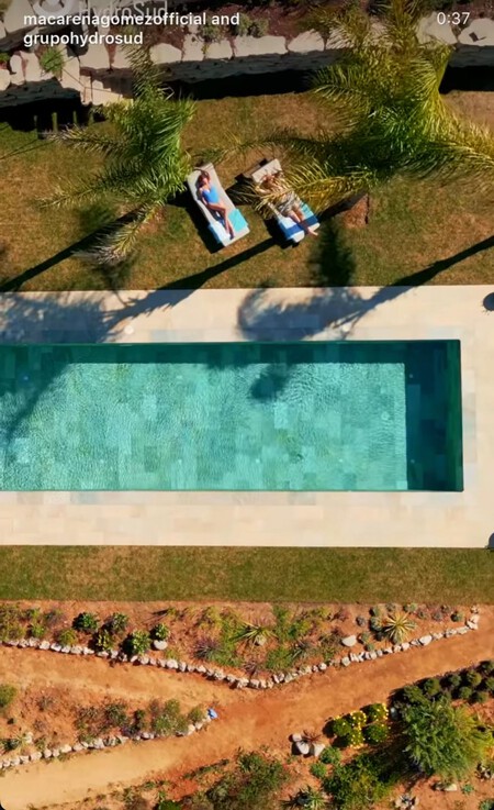 La actriz y su pareja en la piscina / @macarenagomezofficial/Instagram