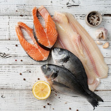 Los trucos infalibles de los pescaderos para saber si el pescado está fresco: si notas este aspecto en la piel, es mejor que lo tires 