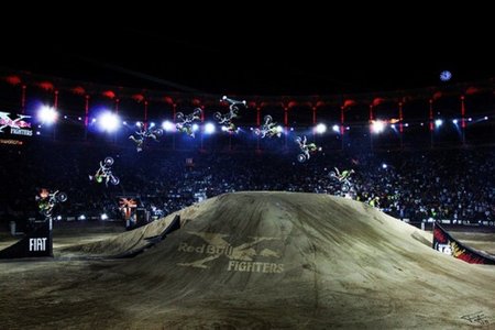 ¿Sería posible hacer más de dos saltos mortales hacia atrás en una moto?