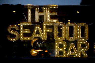 Ambiente de club inglés en pleno centro de Compostela, es posible en The Seafood Bar