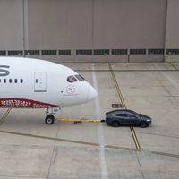 Con puro poder eléctrico, el Tesla Model X remolca un Boeing 787-9 Dreamliner de 130 toneladas 