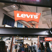 Todo un icono: la camiseta Levi's más vendida cuesta ahora menos de 15 euros y es un imprescindible de verano