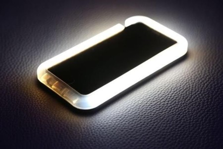 El siguiente nivel en la evolución del selfie: la funda con focos integrados