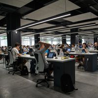 Cada vez mais empresas recontratam funcionários demitidos por conta da IA: substituição não gerou lucros 