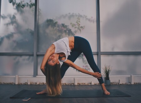 Nueve posturas de Yoga con las que iniciarte en esta práctica (y siete colchonetas con las que realizar tu entrenamiento)