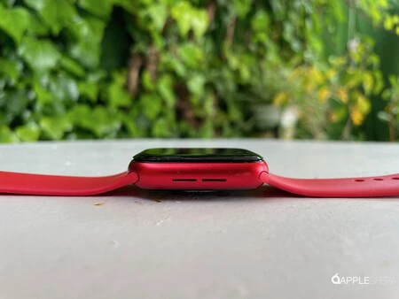 Belkin プロテクターは横から見たときにのみ目立ちます。画面の端にある小さな段差。