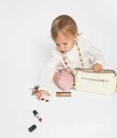 Inspeccionando el bolso de mamá