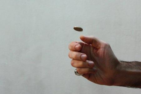 ¿Moneda al aire para decidir el apellido del bebé?