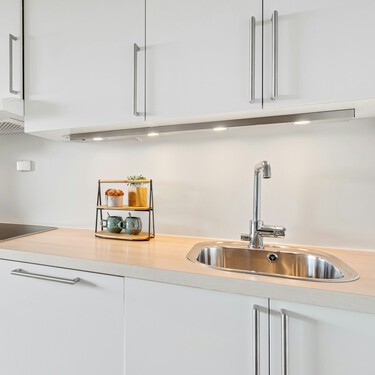 Llega a Leroy Merlin el accesorio que ordena el armario bajo el fregadero de forma discreta y no necesita tornillos