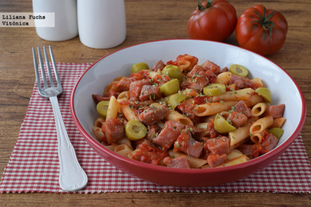 Pasta con atún salteado en salsa de tomate picante. Receta saludable