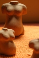 Las esculturas de embarazadas de la artista Montse Graupera 