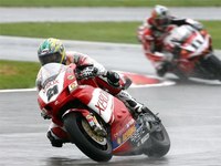 Bayliss vence en la primera carrera, y la segunda se suspende