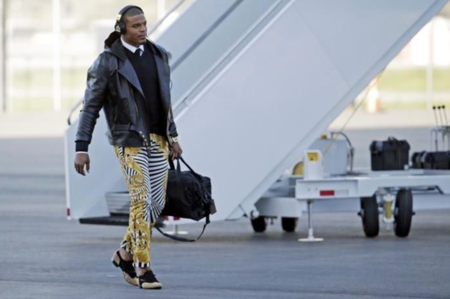 Cam Newton comienza la semana de la Super Bowl luciendo estos pantalones de cebra y oro
