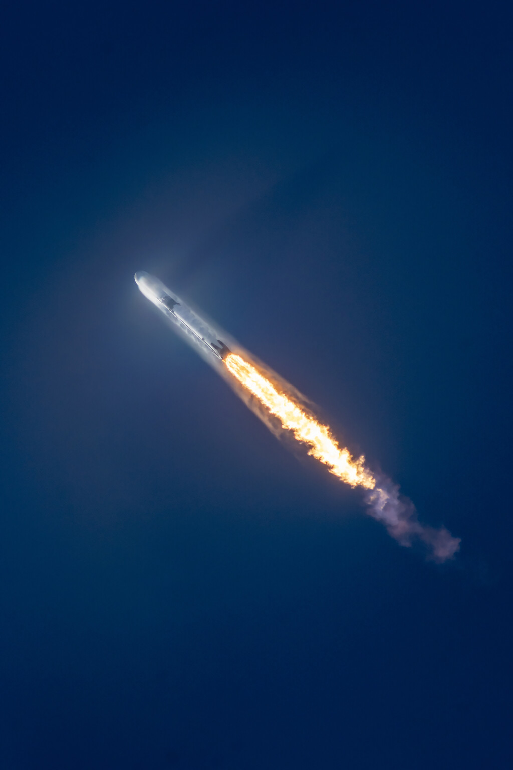 La razón oculta por la que Elon Musk lanza satélites de archienemigos como Jeff Bezos: el espectro radioeléctrico